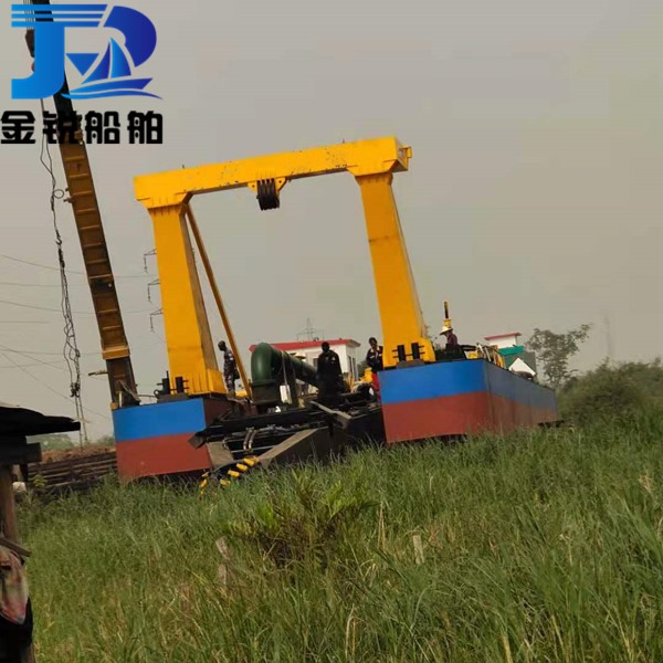 尼日利亞訂購(gòu)大型絞吸式挖泥船安裝現(xiàn)場(chǎng)